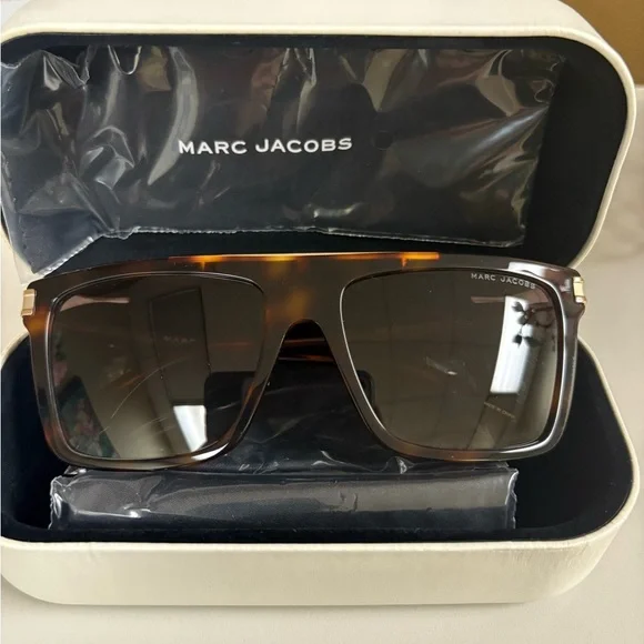 Marc Jacob’s Havana Tortoiseshell Square Shield Sunglasses 568/S Marc Jacobs | Accessories | Marc Jacobs Havana Tortoiseshell  main image 3